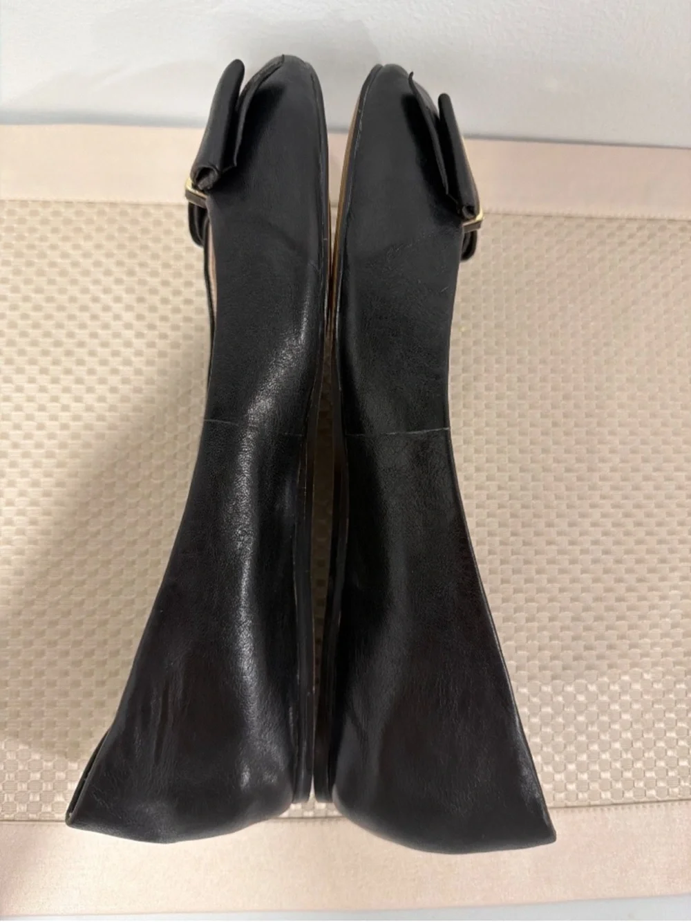 Louise et Cie 9.5 LO-FABLE Black Leather Gold Tone Raised Heel Bow Flats